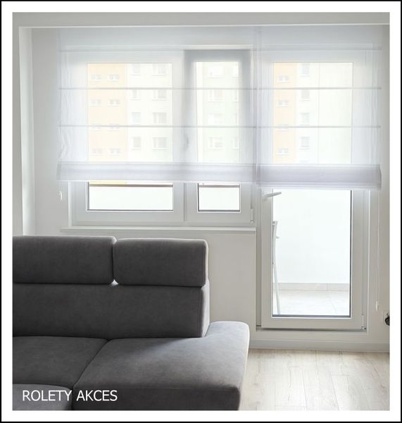 transparentne rolety rzymskie, salon z drzwiami balkonowymi, eleganckie rolety, nowoczesne wnętrze