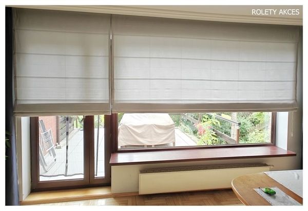 Rolety rzymskie w eleganckim salonie