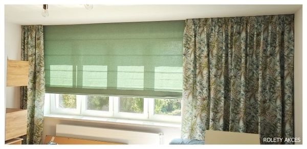 Zielona roleta rzymska z zasłonami w liściasty wzór montaż ROLETY AKCES Sosnowiec