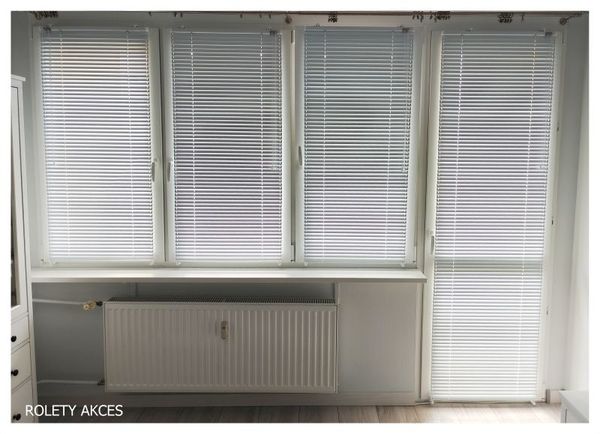 Białe aluminiowe żaluzje poziome 25 mm, trwałe i łatwe w utrzymaniu