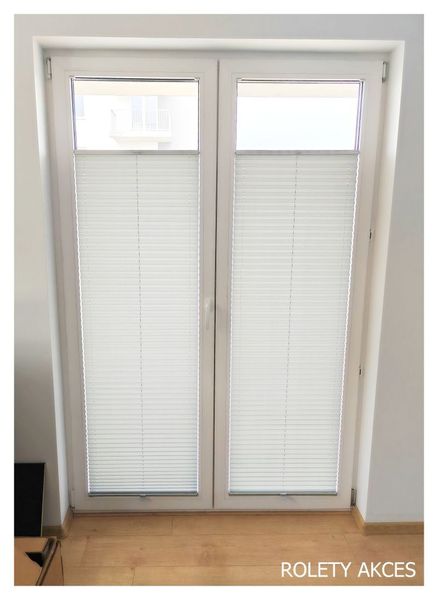 Szare plisy okienne pasujące do nowoczesnych wnętrz.