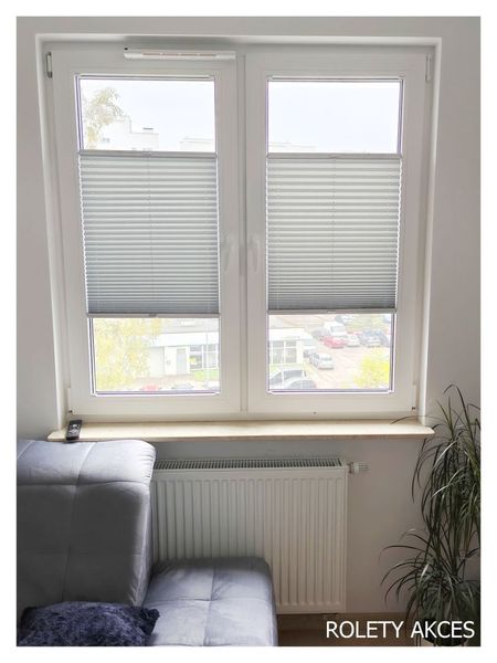  Szare plisy okienne to elegancka opcja osłon okiennych, która łączy nowoczesny design z funkcjonalnością.