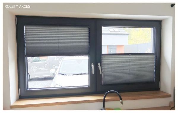  Plisy do antracytowych okien, idealnie komponujące się z nowoczesnym wykończeniem.