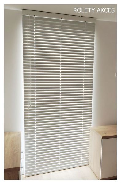 Kremowa drewniana żaluzja 50mm z montażem