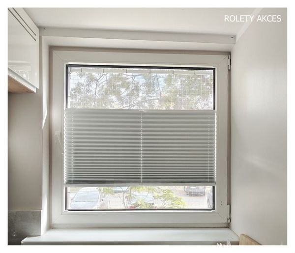 Podgumowana biała plisa okienna – zaciemnienie i lekkość w jednym