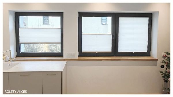 Stylowe plisy, które idealnie komponują się z nowoczesnymi oknami w kolorze 