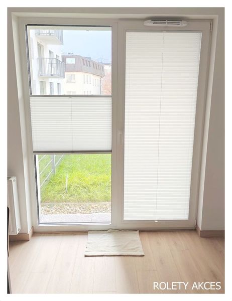 Funkcjonalne rolety plisowane idealnie dopasowane do okien z wywietrznikami, łączą estetykę z wygodą.