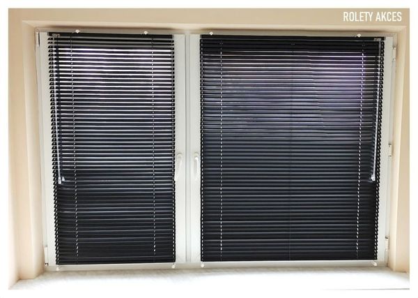Czarne aluminiowe żaluzje poziome 25 mm – nowoczesna i stylowa osłona okienna