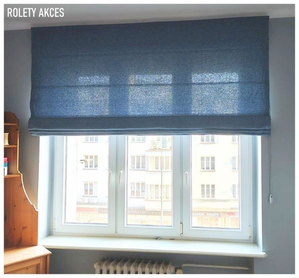 Delikatna niebieska roleta rzymska z transparentnej tkaniny