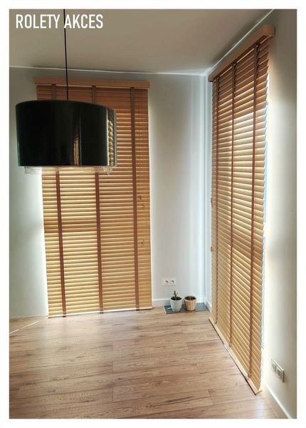 Naturalna żaluzja bambusowa 50 mm z eleganckimi beżowymi taśmami