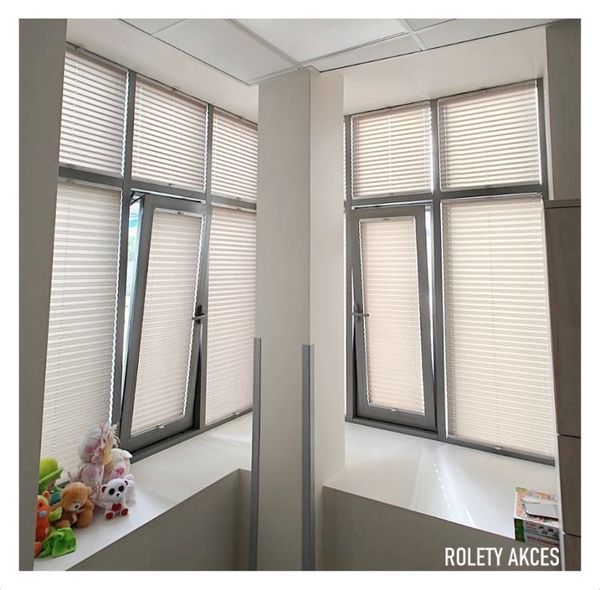 Kremowe plisy okienne – montaż osobny na każdej kwaterze