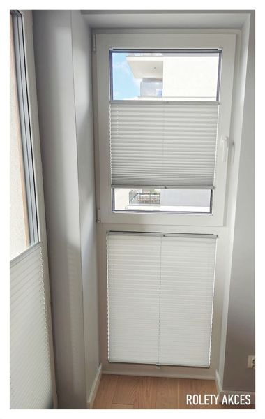 Białe plisy balkonowe – prostota i funkcjonalność.