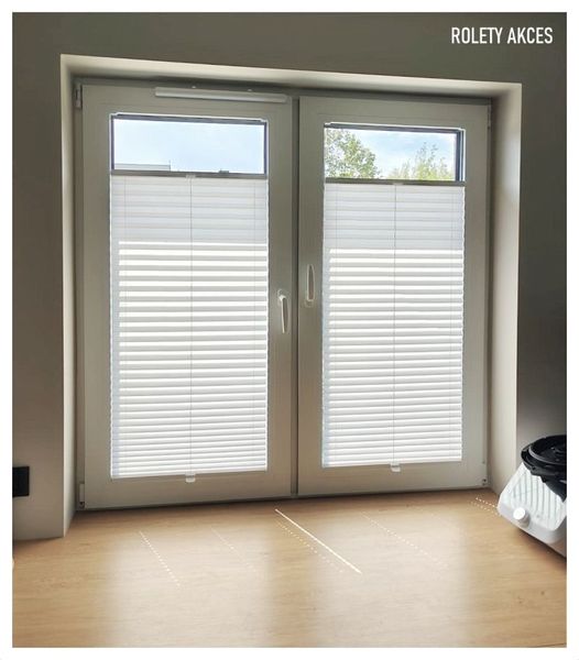 Nowoczesne białe rolety plisowane do okien.