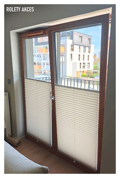 Delikatne, jasne plisy w systemie góra-dół – komfort i estetyka na najwyższym poziomie.