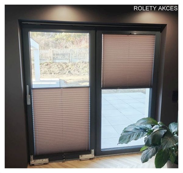 Nowoczesne plisy góra-dół w ciepłym odcieniu.