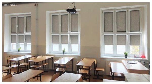 Komplet rolet w szkole - kontrola światła i estetyka.