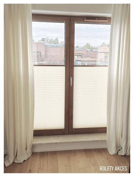 Roleta plisowana z jasną tkaniną.