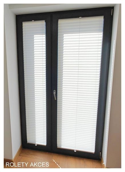 Stylowe plisy Akces idealnie komponują się z ciemną stolarką, podkreślając nowoczesny charakter wnętrza.